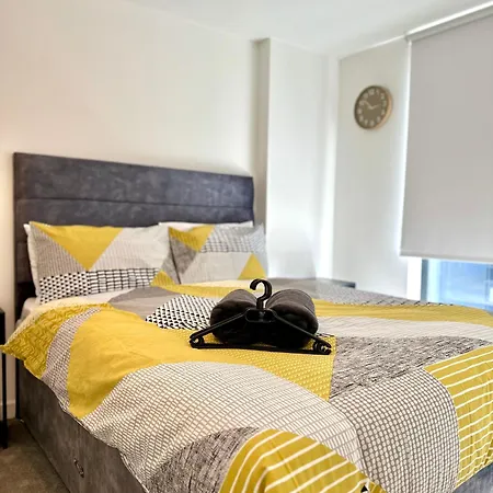 Fresh 2Bed 2Bath Apartment 2Mins Drive To Man Utd Stadium-3